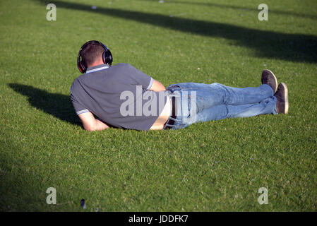 Glasgow, Scotland, UK. 19th June, 2017. Summer weather returns and people enjoy the summer on the streets , George Square and Kelvingrove Park  as Scotland  catches some of the UK weather Credit: gerard ferry/Alamy Live News Stock Photo