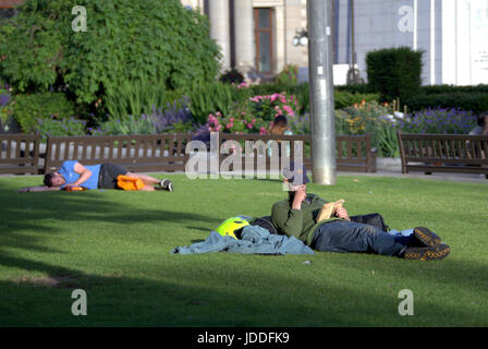 Glasgow, Scotland, UK. 19th June, 2017. Summer weather returns and people enjoy the summer on the streets , George Square and Kelvingrove Park  as Scotland  catches some of the UK weather Credit: gerard ferry/Alamy Live News Stock Photo