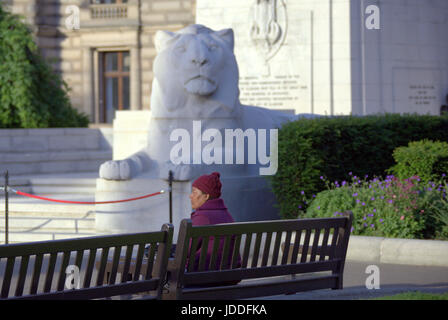 Glasgow, Scotland, UK. 19th June, 2017. Summer weather returns and people enjoy the summer on the streets , George Square and Kelvingrove Park  as Scotland  catches some of the UK weather Credit: gerard ferry/Alamy Live News Stock Photo