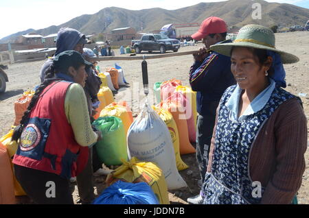 Challapata, Bolivia. 27th May, 2017. Bags of Quinoa are weighed at the Quinoa market in the town of Challapata, Bolivia, 27 May 2017. Many farmers are organised in cooperatives, selling their Quinoa to traders in La Paz. Photo: Georg Ismar/dpa/Alamy Live News Stock Photo