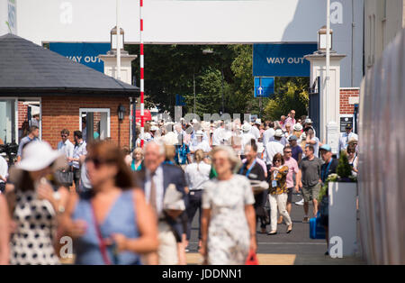 The Queen's Club, London, UK. 20th June, 2017. Day 2 of the 2017 Aegon Tennis Championships in west London with hot sun dominating the SE weather. Credit: Malcolm Park/Alamy Live News Stock Photo