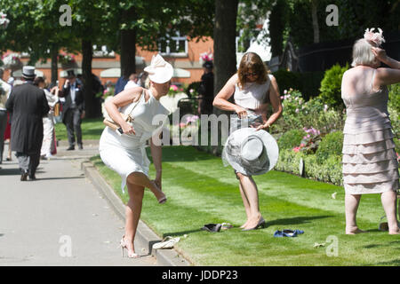 Ascot Berkshire, 20th June 2017. Racegoers arrive on Day one for Royal Ascot Credit: amer ghazzal/Alamy Live News Stock Photo