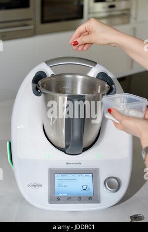 Seesen, Germany. 12th June, 2017. A young woman is making cookies with a Thermomix machine, Germany, city of Seesen, 12. June 2017. Photo: Frank May (model released) | usage worldwide/dpa/Alamy Live News Stock Photo