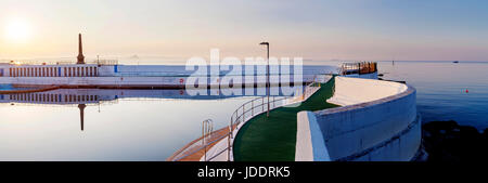 Penzance, Cornwall, UK. 20th June, 2017. Mirror calm, windless conditions at the Art Deco Jubilee Pool in Mount's Bay at sunrise this morning. Mike Newman/AlamyLiveNews Stock Photo