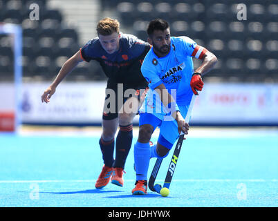 India's Manpreet Singh (right) and Netherlands' Thijs van Dam battle for the ball during the Men's World Hockey League match at Lee Valley Hockey Centre, London. Stock Photo