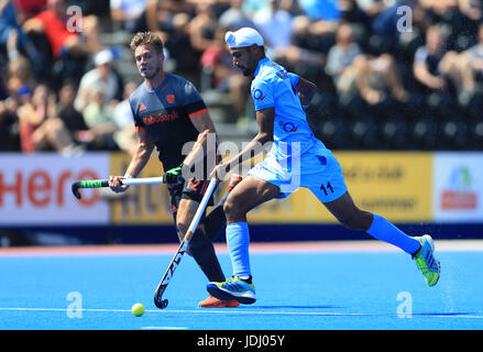 India's Mandeep Singh (right) and Netherlands' Sander de Wijn battle for the ball during the Men's World Hockey League match at Lee Valley Hockey Centre, London. Stock Photo