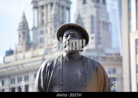 Statue of Lin Ze Xu chinese Ching Dynasty pioneered fight against drugs, Chatam Square, Chinatown, New York Stock Photo