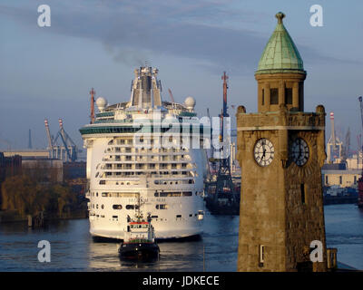 'Germany, Hamburg, Saint Pauli-Landungsbruecken, passenger liner ''Freedom of the Seas'' with the Eindocken', Deutschland, St. Pauli-Landungsbruecken, Stock Photo