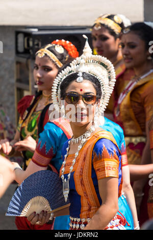 London, UK. 20th June, 2017. Mass yoga demonstration in Trafalgar Square organised by Indian High Comission with additional entertainment from Akademi, a traditional Indian dance group. Credit:Mark Joseph Anthony/Alamy Live News Stock Photo