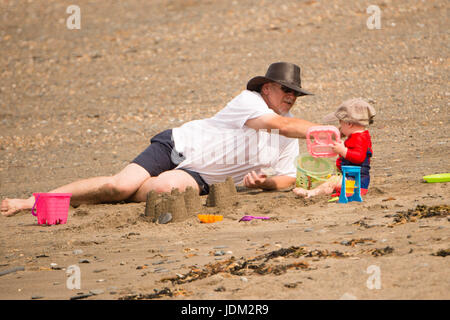 Aberystwyth Wales UK, Wednesday  21 June 2017  UK Weather:People in Aberystwyth making the most of what is expected to be the last day of the current period of hot and sultry weather as the mini heat-wave continues today  over the British Isles.    The Met Office has warned of heavy rain and thunderstorms with the chance of localized flooding affecting much of the UK in the next 24 hours as the weather system starts to break down after many days of record hight temperatures  ©keith morris / Alamy Live News Stock Photo