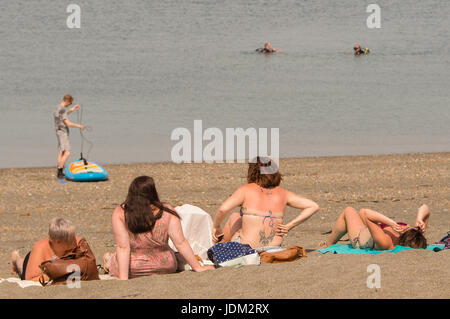 Aberystwyth Wales UK, Wednesday  21 June 2017  UK Weather:People on the beach in Aberystwyth making the most of what is expected to be the last day of the current period of hot and sultry weather as the mini heat-wave continues today  over the British Isles.    The Met Office has warned of heavy rain and thunderstorms with the chance of localized flooding affecting much of the UK in the next 24 hours as the weather system starts to break down after many days of record hight temperatures  ©keith morris / Alamy Live News Stock Photo