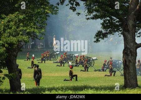 London: 21th June 2017. the Royal Artillary fire a 41 Gun Royal Salute in Green Park.The State Opening of Parliament marks the formal start of the parliamentary year and the Queen's Speech sets out the governments agenda for the coming session.  :Credit claire doherty Alamy/Live News. Stock Photo