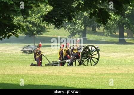 London: 21th June 2017. The Royal Artillary fire a 41 Gun Royal Salute in Green Park.The State Opening of Parliament marks the formal start of the parliamentary year and the Queen's Speech sets out the governments agenda for the coming session.  :Credit claire doherty Alamy/Live News. Stock Photo