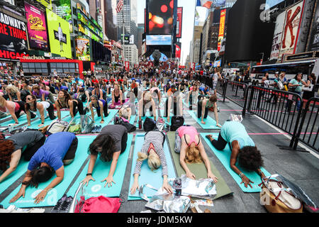 New York, United States. 21st June, 2017. People participate in a group yoga class in Times Square, June 21, 2017, in New York City. Organized by the Times Square Alliance, eight yoga classes were held in Times Square on Monday to celebrate the summer solstice. Credit: Brazil Photo Press/Alamy Live News Stock Photo