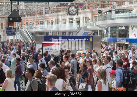 London, UK. 21st June, 2017. A packed Waterloo station with evening commuters returning home on a hot day Credit: amer ghazzal/Alamy Live News Stock Photo