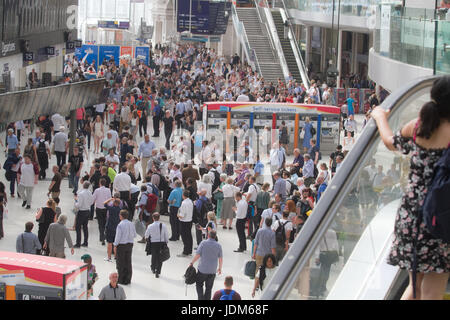 London, UK. 21st June, 2017. A packed Waterloo station with evening commuters returning home on a hot day Credit: amer ghazzal/Alamy Live News Stock Photo