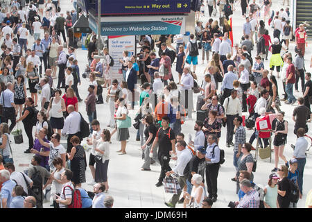 london, UK. 21st June, 2017. A packed Waterloo station with evening commuters returning home on a hot day Credit: amer ghazzal/Alamy Live News Stock Photo