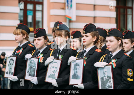 Gomel, Belarus - May 9, 2017: Marching Formation Of Cadet Girls From Gomel State Cadet School With Portraits Of Great Patriotic War Heroes In Parade P Stock Photo