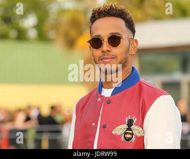 Lewis hamilton visits his girlfriend Nicole Scherzinger at a house in Beverly  Hills to say goodbye before heading off to the airport Beverly Hills,  California - 20.06.11 Stock Photo - Alamy