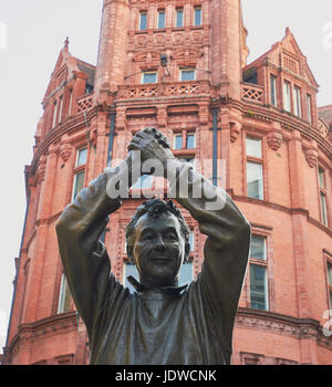 Bronze statue of football manager Brian Clough by Les Johnson, Nottingham, Nottinghamshire, east Midlands, England Stock Photo