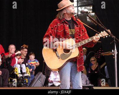 Neil Young performing at the Bridge School benefit concert Shoreline Amphitheater, CA   October 27, 2002 © Anthony Pidgeon / MediaPunch. Stock Photo