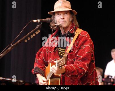 Neil Young performing at the Bridge School benefit concert Shoreline Amphitheater, CA   October 27, 2002 © Anthony Pidgeon / MediaPunch. Stock Photo