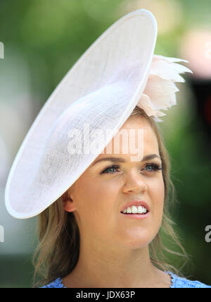 Eleanor Simmonds OBE presents the trophy for the Queen Mary Stakes during day two of Royal Ascot at Ascot Racecourse. PRESS ASSOCIATION Photo. Picture date: Wednesday June 21, 2017. See PA story Racing Ascot. Photo credit should read: John Walton/PA Wire. RESTRICTIONS: Use subject to restrictions. Editorial use only, no commercial or promotional use. No private sales Stock Photo