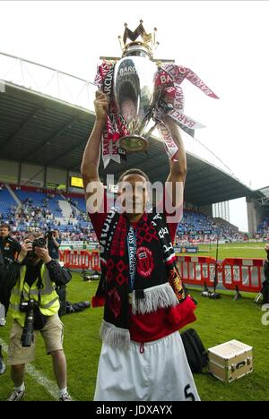 RIO FERDINAND WITH TROPHY WIGAN V MANCHESTER UNITED JJB STADIUM WIGAN ENGLAND 11 May 2008 Stock Photo