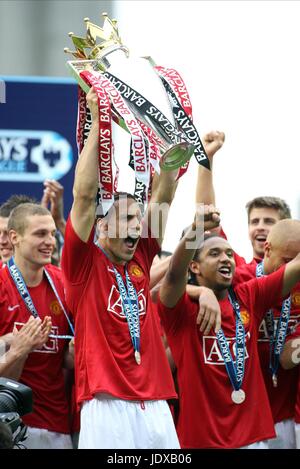 RIO FERDINAND CELEBRATES WITH WIGAN V MANCHESTER UNITED JJB STADIUM WIGAN ENGLAND 11 May 2008 Stock Photo