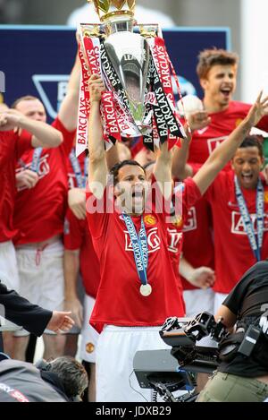 RYAN GIGGS LIFTS TROPHY PREMIER LEAGUE WINNERS 07/08 JJB STADIUM WIGAN  ENGLAND 11 May 2008 Stock Photo