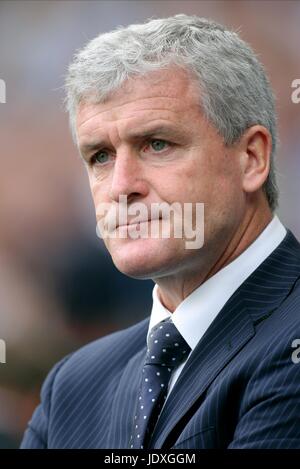 MARK HUGHES MANCHESTER CITY MANAGER CITY OF MANCHESTER STADIUM MANCHESTER ENGLAND 24 August 2008 Stock Photo
