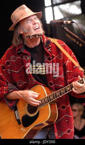 Neil Young performing at the Bridge School benefit concert Shoreline Amphitheater, CA   October 27, 2002 © Anthony Pidgeon / MediaPunch. Stock Photo