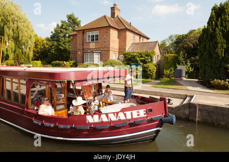 A boat in Shiplake Lock, on the River Thames, Oxfordshire England UK Stock Photo