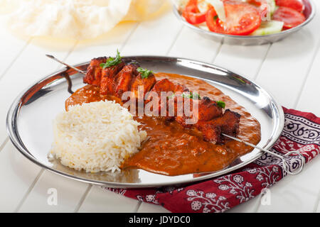 indischer Hähnchenspieß mit Reis Stock Photo