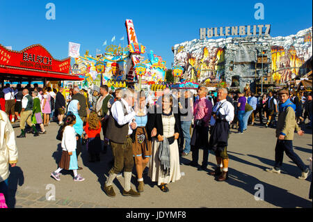 Das  Oktoberfest in München mit seinen Fahrgeschäften, Bierzelten und Vergnügungsbuden ist eine Attraktion für viele Gäste Stock Photo