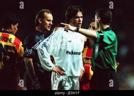 HARRY KEWELL IS SENT OFF LEEDS UTD V GALATASARAY 20 April 2000 Stock Photo