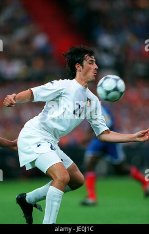 MARCO DELVECCHIO ITALY & AS ROMA 04 July 2000 Stock Photo - Alamy