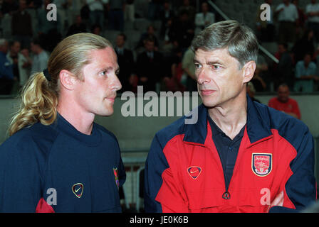 ARSENE WENGER EMMANUEL PETIT FC BARCELONA V ARSENAL 05 August 2000 Stock Photo