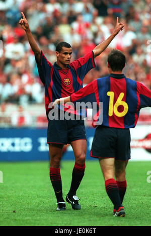 RIVALDO & MARC OVERMARS FC BARCELONA V ARSENAL 05 August 2000 Stock Photo