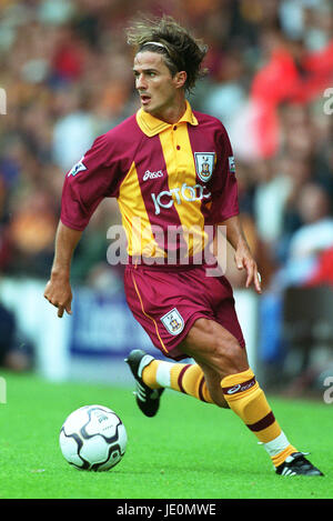 BENITO CARBONE BRADFORD CITY FC VALLEY PARADE BRADFORD ENGLAND 26 August 2000 Stock Photo