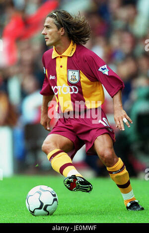 BENITO CARBONE BRADFORD CITY FC VALLEY PARADE BRADFORD ENGLAND 26 August 2000 Stock Photo