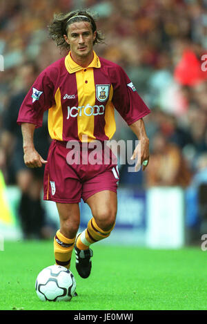 BENITO CARBONE BRADFORD CITY FC VALLEY PARADE BRADFORD ENGLAND 26 August 2000 Stock Photo