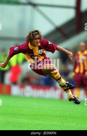 BENITO CARBONE BRADFORD CITY FC VALLEY PARADE BRADFORD ENGLAND 26 August 2000 Stock Photo