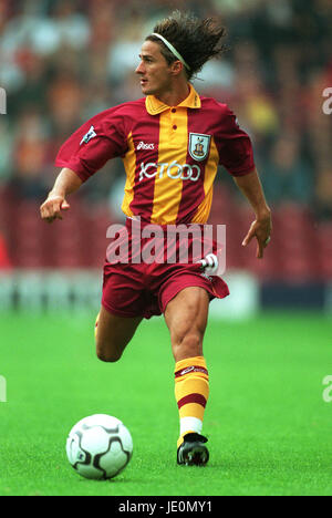 BENITO CARBONE BRADFORD CITY FC VALLEY PARADE BRADFORD ENGLAND 26 August 2000 Stock Photo