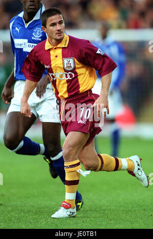 BENITO CARBONE BRADFORD CITY FC VALLEY PARADE BRADFORD BRADFORD ENGLAND 11 November 2000 Stock Photo