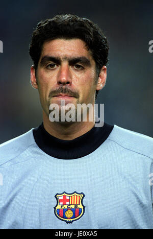 ROBERTO BONANO FC BARCELONA NOU CAMP BARCELONA 05 December 2001 Stock Photo