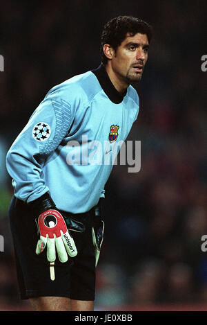 ROBERTO BONANO FC BARCELONA NOU CAMP BARCELONA 05 December 2001 Stock Photo