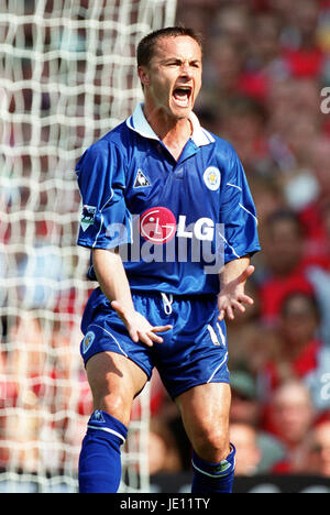 DENNIS WISE LEICESTER CITY FC ARSENAL V LEICESTER CITY HIGHBURY LONDON 25 August 2001 Stock Photo