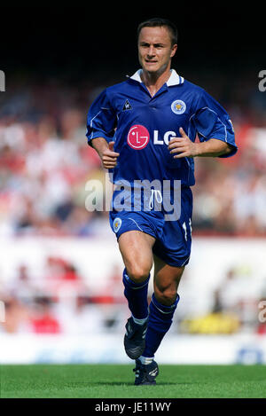 DENNIS WISE LEICESTER CITY FC ARSENAL V LEICESTER CITY HIGHBURY LONDON 25 August 2001 Stock Photo