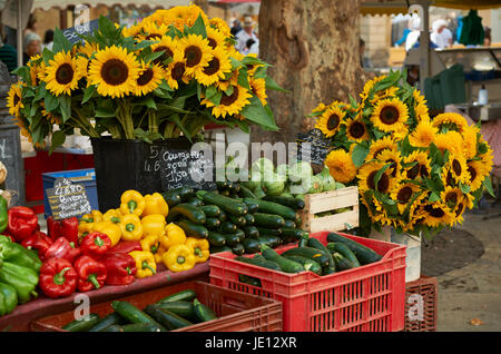 Fresh vegetables and sunflower blossoms for sale at farmers market in Aiv en Provence, France Stock Photo